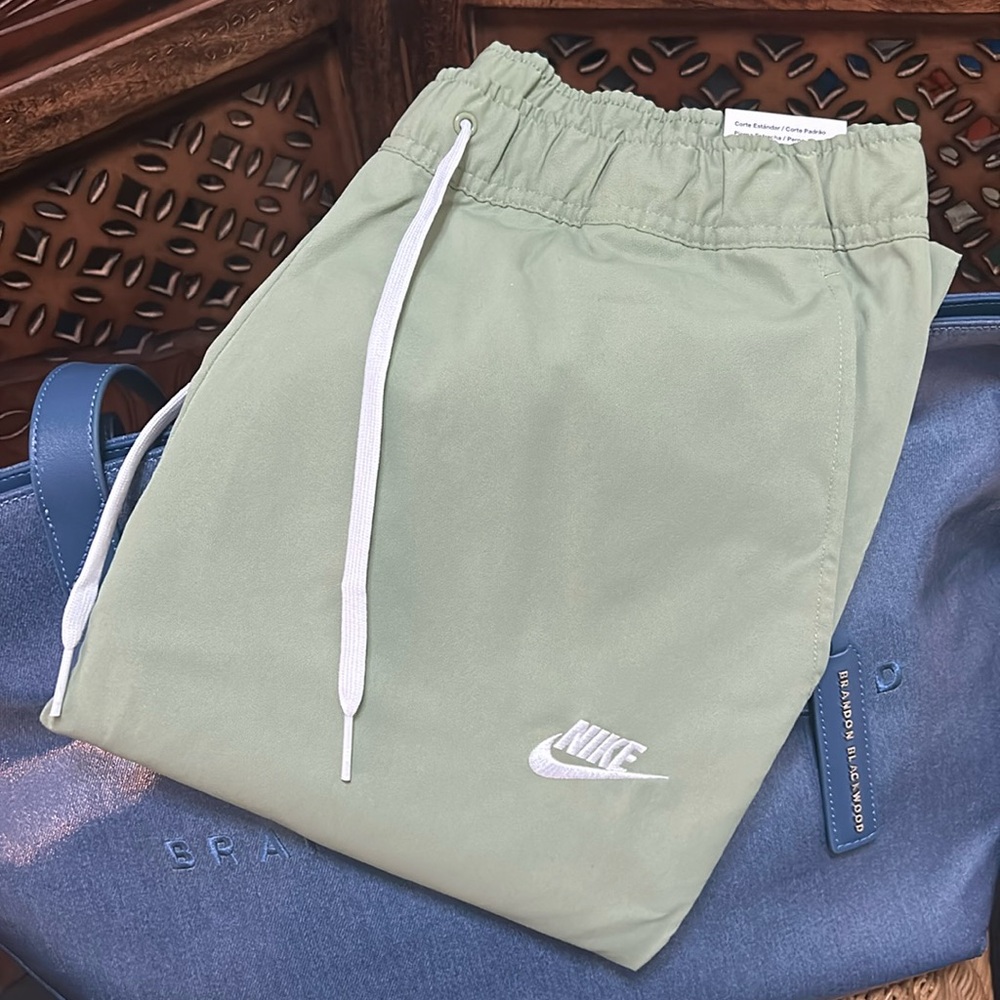 NWT Nike Men’s Standard Fit Taper Leg Regular Length Pants